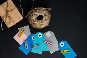 coffrets cadeaux artisanaux enveloppés dans du papier kraft avec étiquette en papier, corde et pinces à linge en bois pour la décoration. photo