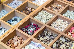 assortiment de boutons et de perles en céramique colorées pour la fabrication d'accessoires faits à la main. photo