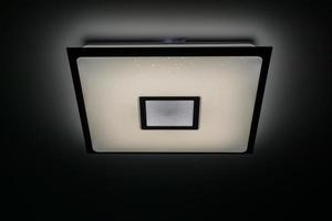 plafonnier carré de luxe moderne avec lumières allumées photo