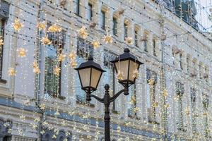 décoration de noël de rue. guirlandes blanches au-dessus de la rue photo