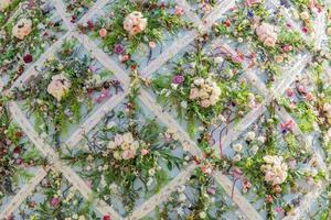 fleurs artificielles - arrangement floristique de pivoines sur le mur. fond floral photo