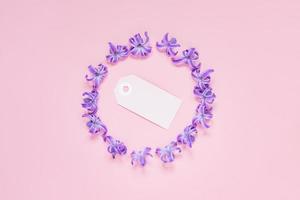 cadre rond de fleurs de jacinthe violet pastel et note vierge sur fond rose dégradé. couronne florale. mise en page pour les vacances salutation de la fête des mères, anniversaire, mariage ou autre événement heureux photo