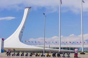 sotchi, russie, 2019 - l'érection de la torche olympique dans le parc olympique a été le lieu principal des jeux olympiques d'hiver de sotchi en 2014. photo