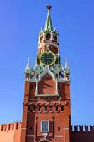 tour spasskaya du kremlin sur la place rouge à moscou photo