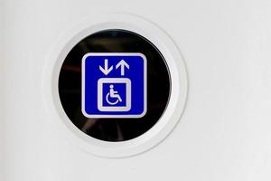 ascenseur pour personnes à mobilité réduite. autocollant sighn sur la porte de l'elivator dans le bureau