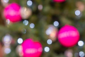 lumières floues abstraites sur fond bleu, rose. - concept de fête de Noël photo