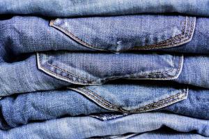 pile de texture de fond de jeans bleus. concept de vêtements de beauté et de mode photo