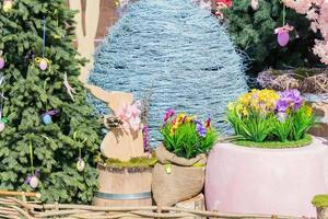 décorations de rue pour les vacances de Pâques - œufs, lapins, arbres en fleurs et clôture en osier photo