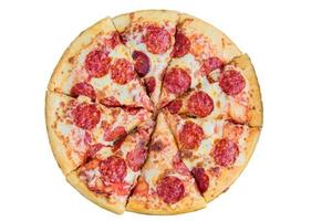 Pizza au pepperoni italien classique traditionnel isolé sur fond blanc photo