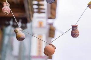 guirlande faite de minuscules pots d'argile. décoration intérieure ou extérieure rustique. photo