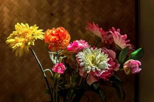 bouquet de fleurs artificielles comme décoration intérieure