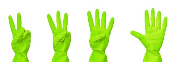 la main dans des gants en caoutchouc vert montre des nombres de deux à cinq isolés sur fond blanc. collage photo