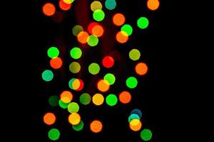 lumières floues abstraites sur fond rouge, vert, orange. - concept de fête de noël photo