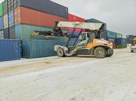 région de kaluga, russie, 2019 - chargement de conteneurs d'expédition par richtracker sur le wagon de fret à la station d'entrepôt logistique. photo