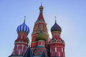 cathédrale saint-basile sur la place rouge à moscou. dômes la cathédrale éclairée par le soleil photo