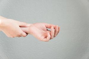 gros plan des mains de femme souffrant de douleur. concept de soins de santé et médical. photo