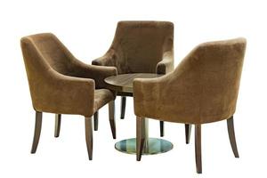 ensemble de meubles vintage idolâtré sur fond blanc. trois fauteuils en bois et welvet et chaise ronde laquée. photo