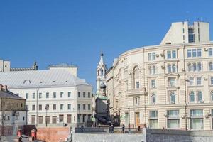 moscou, russie, 2018 - centre-ville de moscou. vue sur la vieille architecture historique de la rue varvarka et le dôme de l'église russe. photo