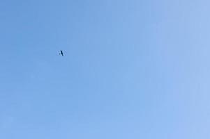 beau ciel dégradé et avion à moteur sur fond. photo