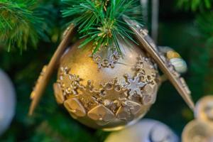 fond de vacances de noël et du nouvel an. sapin de noël décoré de boule d'or. notion de célébration photo