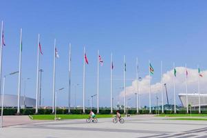 sotchi, russie, 2019 - parc olympique de sotchi en été. agitant les drapeaux des pays participants aux jeux olympiques photo