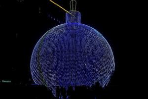 moscou, russie, 2018 - arbre géant du nouvel an led boule lumineuse sur la colline de poklonnaya la nuit photo