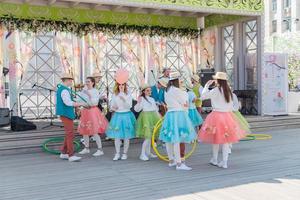 moscou, russie, 2019 - jeunes acteurs en vêtements colorés au festival des vacances de l'est. photo