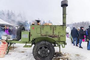 région de moscou, russie, 2018 - cuisine de campagne soviétique russe de la seconde guerre mondiale lors de la célébration du mardi gras. photo