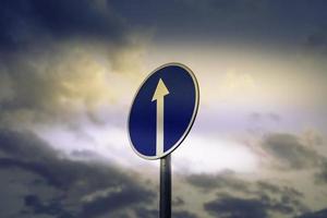 panneau de signalisation sur le fond du ciel avec des nuages photo