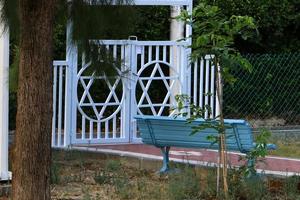 nahariya israël le 1er août 2019. clôture dans un parc de la ville sur les rives de la mer méditerranée. photo