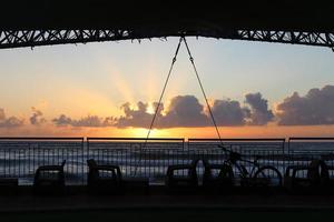 le soleil se couche sous l'horizon sur la mer méditerranée dans le nord d'israël. photo