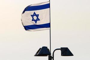 le drapeau israélien bleu et blanc avec l'étoile de david. photo