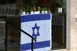 le drapeau israélien bleu et blanc avec l'étoile de david. photo