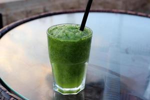 sur la table dans un verre de boissons gazeuses. photo