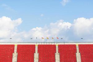 sièges vides dans un stade de football avec flaggs photo