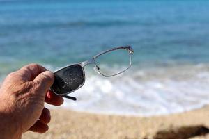 de vieilles lunettes se trouvent dans le parc de la ville au bord de la mer. photo