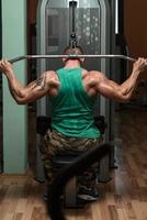 bodybuilder, faire de l'exercice de poids lourd pour le dos