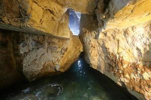 nahariya israël 17 août 2019. grottes dans les falaises de craie sur les rives de la mer méditerranée. photo