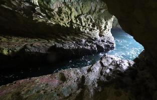 nahariya israël 17 août 2019. grottes dans les falaises de craie sur les rives de la mer méditerranée. photo