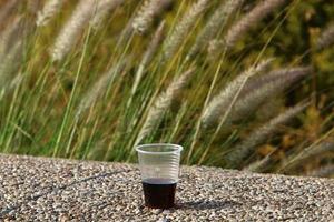 sur la table dans un verre de boissons gazeuses. photo