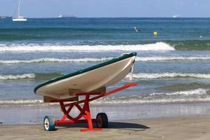 bateau de sauveteur sur la plage de la ville. photo