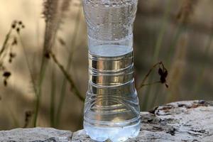 sur la table dans un verre de boissons gazeuses. photo