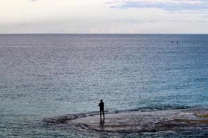 nahariya israël 16 juin 2020. homme en vacances dans un parc de la ville près de la mer. photo