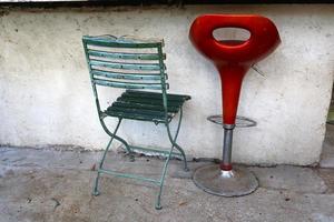 chaise pour se détendre dans un café sur la côte méditerranéenne photo