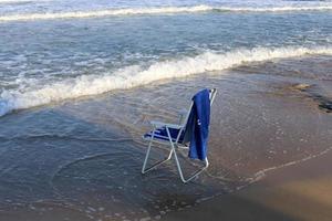 chaise pour se détendre dans un café sur la côte méditerranéenne photo