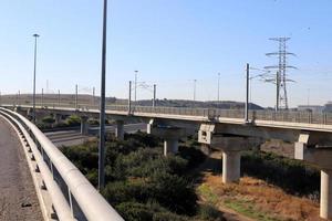 haifa israël le 1er avril 2019. grand pont routier sur la rivière. photo