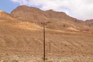montagnes et rochers dans le désert de judée sur le territoire d'israël. photo