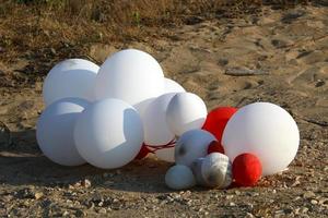 ballons dans un parc de la ville au bord de la mer. photo