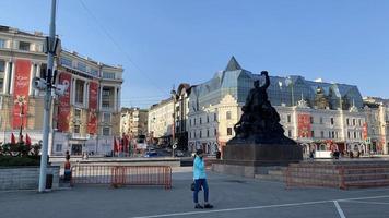 vladivostok, russie 8 mai 2022 le paysage urbain surplombe la place centrale et le peuple. photo