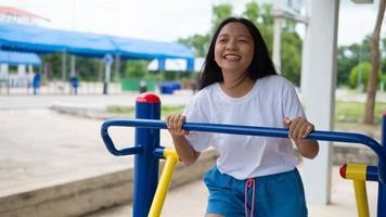 jeune fille faisant de l'exercice avec de l'équipement coloré. photo